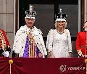 [英대관식] 왕실 가족 발코니 등장에 환호…'갈등' 해리는 불참