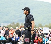 [포토] 정찬민 '챔피언 퍼트 성공시키며'