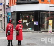 '평일도 북적북적' 돌아온 관광객…공실률 낮아지고 임대료 오르고