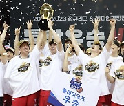 프로농구 인삼공사, 통합우승…오세근 3번째 MVP