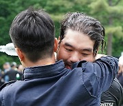 [Ms포토] 정찬민 '감독님 해냈습니다'