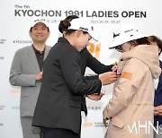 [Ms포토] 박보겸 '카네이션도 달아드리고 우승 상금도 드려요'