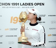 [Ms포토] 박보겸 '교촌 1991 레이디스 오픈 우승컵에 짜릿한 키스'