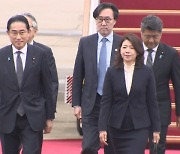 기시다 총리, 서울공항 도착…외교부 1차관 맞이