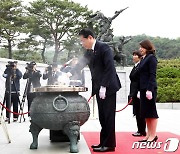 기시다 국립현충원 방문 참배...방한 첫 일정 시작