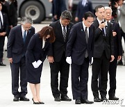 국기에 경례하는 기시다 日 총리 부부