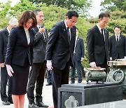 기시다, 현충원 참배…서명록엔 "日총리 대한민국 방문"(종합2보)