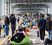 주말 오후, 차 없는 잠수교에서 책 한 권 읽어요