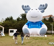 볼보 빌리지에서 만난 15m 크기의 초대형 순로기