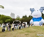 15m 초대형 순로기와의 기념 촬영을 위해 길게 늘어선 줄