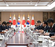 마주 앉은 윤 대통령과 기시다 日 총리