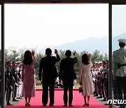 공식 환영식 인사하는 한일 정상 부부