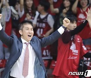 KBL 복귀 시즌에 '트레블'…김상식 감독의 부드러운 리더십 빛났다