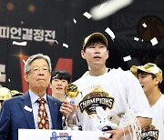 [포토]‘챔프전 MVP 오세근