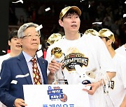 [현장인터뷰] 챔프 3회 MVP '라이언 킹' 오세근의 묵직한 한마디 "독하게 운동했다. PO는 정규리그와 다르다"