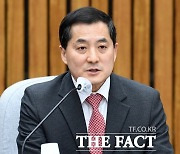 與 박대출 "'개버린' 文, 민주당은 돈 챙기고 또 챙겨"