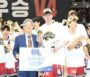 [KBL FINAL 오늘의 주역] 코트에서 사자의 발톱을 세운 오세근, 개인 통산 3번째 챔프전 MVP에 올라