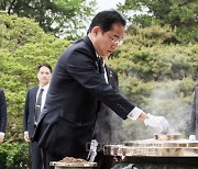 [포토] 국립서울현충원 분향하는 기시다 후미오