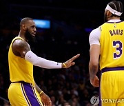 [NBA PO] 레이커스, 골든스테이트 30점차 격파…르브론 21점-데이비스 25점