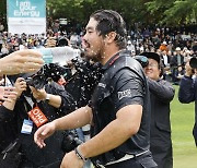 [포토] GS칼텍스 매경오픈 우승 축하 물세례 받는 정찬민