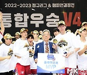 오세근 ‘플레이오프 MVP 선정’ [MK포토]