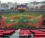 '6시까지 비 예보' 롯데 선수단 웜업 시작…사직 삼성전 열릴 수 있을까 [MD부산]