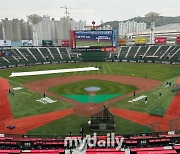 굵어진 빗줄기, 사직구장 결국 대형 방수포 등장…경기 개시 '불투명' [MD부산]