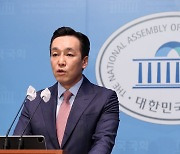 한일 셔틀외교 관련 논평하는 김민수 대변인