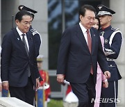 의장대 사열 위해 이동하는 윤석열 대통령-기시다 일본 총리