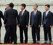 박진 외교부 장관과 인사 나누는 기시다 후미오 일본 총리