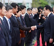 김은혜 홍보수석과 인사하는 기시다 일본 총리