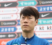 인터뷰하는 U-20 월드컵 축구대표팀 김은중 감독