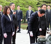 기시다 총리 첫 일정은 현충원 참배…조금 뒤 한일 정상회담