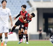 ‘이정빈 하프라인서 원더골’ 부천, 내리 4골 폭발하며 5-2 역전승…부산도 3-0 대승