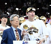 '3번째 파이널 MVP' 포효한 오세근 "내 농구 인생, 누구보다 롤러코스터"[안양톡톡]