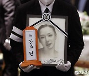 여전히 그리운 이름…"사라지지 않는 별로 영원히" [故강수연 1주기①]