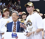 "바닥 찍고 독하게 했다" 건재함 과시한 오세근, 3번째 '챔프전 MVP' 영예