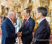 대관식 환영 리셉션에서 찰스 3세와 만난 한덕수 국무총리