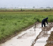 호우 피해당한 농부