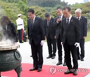 기시다, 일본 총리로는 12년 만에 현충원 참배