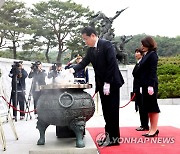 기시다, 일본 총리로는 12년 만에 현충원 참배(종합2보)