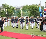 의장대 사열하는 한일 정상