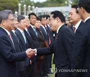 한국측 인사와 악수하는 기시다 총리