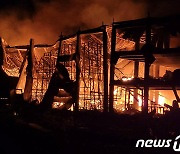 러 미사일 포격 받아 불길 휩싸인 오데사 저장 시설