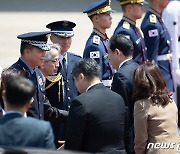 기시다 후미오 일본 총리, 출국하며 아이보시 대사와 인사