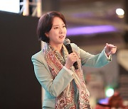 이영 중기부 장관, '장쫌만' 행사서 개인소장 책 100권 직원들 위해 내놨다