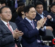 [포토] 박수치는 김기현 대표