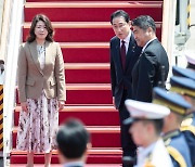 기시다, 日 귀국 직전 “尹대통령과 신뢰 깊어져…새 시대 열겠다”