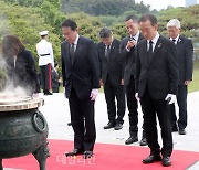 감정 때문에 협력의 가교 불태워서야 [이진곤의 그건 아니지요]