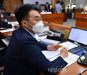 '돈봉투' 의혹에 '김남국 코인' 논란까지…곤혹스런 민주당